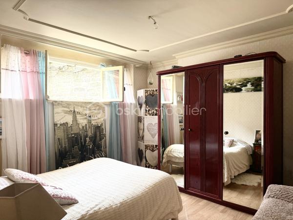 Kate GUIGNEUX vous propose, en EXCLUSIVITE, cette maison atypique, idéale pour une profession libérale.

Le bien se compose comme suit :
Au RDC, l'entrée dessert deux belles chambres d'environ 13 m2, une pièce qui sert actuellement de local professionnel (qui a son entrée indépendante), ainsi qu'une buanderie qui a accès sur le jardin clos et sans vis-à-vis.
Le 1er niveau offre une chambre supplémentaire de près de 15 m2 environ, une salle d'eau avec WC, un salon-séjour avec la lumière naturelle traversante et une cuisine aménagée / équipée avec un accès direct sur le jardin.

Le jardin est clos et à l'abris des regards. Stationnement facile : deux places de stationnement sont disponibles devant la maison (non privée). 
Informations complémentaires : Chauffage au fioul + cheminées - grenier sur dalle béton offrant un joli potentiel d'aménagement.

Contactez-moi pour échanger sur votre projet et fixons éventuellement une visite. :-)