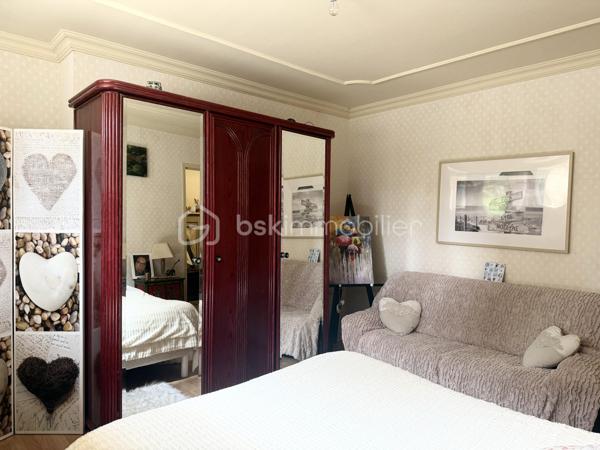 Kate GUIGNEUX vous propose, en EXCLUSIVITE, cette maison atypique, idéale pour une profession libérale.

Le bien se compose comme suit :
Au RDC, l'entrée dessert deux belles chambres d'environ 13 m2, une pièce qui sert actuellement de local professionnel (qui a son entrée indépendante), ainsi qu'une buanderie qui a accès sur le jardin clos et sans vis-à-vis.
Le 1er niveau offre une chambre supplémentaire de près de 15 m2 environ, une salle d'eau avec WC, un salon-séjour avec la lumière naturelle traversante et une cuisine aménagée / équipée avec un accès direct sur le jardin.

Le jardin est clos et à l'abris des regards. Stationnement facile : deux places de stationnement sont disponibles devant la maison (non privée). 
Informations complémentaires : Chauffage au fioul + cheminées - grenier sur dalle béton offrant un joli potentiel d'aménagement.

Contactez-moi pour échanger sur votre projet et fixons éventuellement une visite. :-)