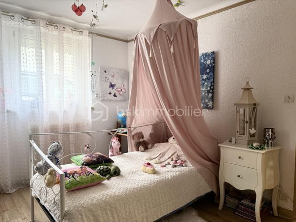Kate GUIGNEUX vous propose, en EXCLUSIVITE, cette maison atypique, idéale pour une profession libérale.

Le bien se compose comme suit :
Au RDC, l'entrée dessert deux belles chambres d'environ 13 m2, une pièce qui sert actuellement de local professionnel (qui a son entrée indépendante), ainsi qu'une buanderie qui a accès sur le jardin clos et sans vis-à-vis.
Le 1er niveau offre une chambre supplémentaire de près de 15 m2 environ, une salle d'eau avec WC, un salon-séjour avec la lumière naturelle traversante et une cuisine aménagée / équipée avec un accès direct sur le jardin.

Le jardin est clos et à l'abris des regards. Stationnement facile : deux places de stationnement sont disponibles devant la maison (non privée). 
Informations complémentaires : Chauffage au fioul + cheminées - grenier sur dalle béton offrant un joli potentiel d'aménagement.

Contactez-moi pour échanger sur votre projet et fixons éventuellement une visite. :-)