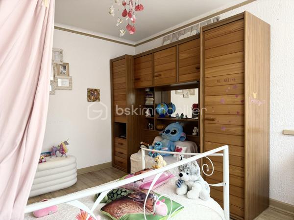 Kate GUIGNEUX vous propose, en EXCLUSIVITE, cette maison atypique, idéale pour une profession libérale.

Le bien se compose comme suit :
Au RDC, l'entrée dessert deux belles chambres d'environ 13 m2, une pièce qui sert actuellement de local professionnel (qui a son entrée indépendante), ainsi qu'une buanderie qui a accès sur le jardin clos et sans vis-à-vis.
Le 1er niveau offre une chambre supplémentaire de près de 15 m2 environ, une salle d'eau avec WC, un salon-séjour avec la lumière naturelle traversante et une cuisine aménagée / équipée avec un accès direct sur le jardin.

Le jardin est clos et à l'abris des regards. Stationnement facile : deux places de stationnement sont disponibles devant la maison (non privée). 
Informations complémentaires : Chauffage au fioul + cheminées - grenier sur dalle béton offrant un joli potentiel d'aménagement.

Contactez-moi pour échanger sur votre projet et fixons éventuellement une visite. :-)