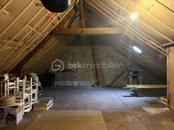 Kate GUIGNEUX vous propose, en EXCLUSIVITE, cette maison atypique, idéale pour une profession libérale.

Le bien se compose comme suit :
Au RDC, l'entrée dessert deux belles chambres d'environ 13 m2, une pièce qui sert actuellement de local professionnel (qui a son entrée indépendante), ainsi qu'une buanderie qui a accès sur le jardin clos et sans vis-à-vis.
Le 1er niveau offre une chambre supplémentaire de près de 15 m2 environ, une salle d'eau avec WC, un salon-séjour avec la lumière naturelle traversante et une cuisine aménagée / équipée avec un accès direct sur le jardin.

Le jardin est clos et à l'abris des regards. Stationnement facile : deux places de stationnement sont disponibles devant la maison (non privée). 
Informations complémentaires : Chauffage au fioul + cheminées - grenier sur dalle béton offrant un joli potentiel d'aménagement.

Contactez-moi pour échanger sur votre projet et fixons éventuellement une visite. :-)