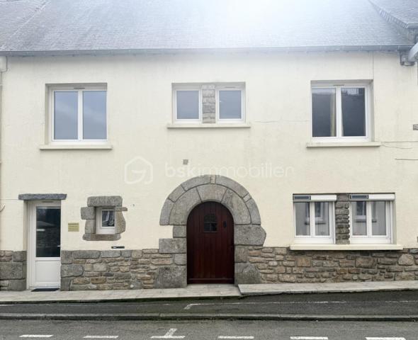 Kate GUIGNEUX vous propose, en EXCLUSIVITE, cette maison atypique, idéale pour une profession libérale.

Le bien se compose comme suit :
Au RDC, l'entrée dessert deux belles chambres d'environ 13 m2, une pièce qui sert actuellement de local professionnel (qui a son entrée indépendante), ainsi qu'une buanderie qui a accès sur le jardin clos et sans vis-à-vis.
Le 1er niveau offre une chambre supplémentaire de près de 15 m2 environ, une salle d'eau avec WC, un salon-séjour avec la lumière naturelle traversante et une cuisine aménagée / équipée avec un accès direct sur le jardin.

Le jardin est clos et à l'abris des regards. Stationnement facile : deux places de stationnement sont disponibles devant la maison (non privée). 
Informations complémentaires : Chauffage au fioul + cheminées - grenier sur dalle béton offrant un joli potentiel d'aménagement.

Contactez-moi pour échanger sur votre projet et fixons éventuellement une visite. :-)