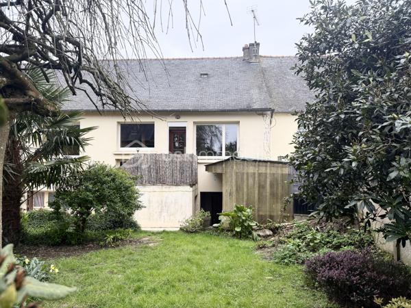 Kate GUIGNEUX vous propose, en EXCLUSIVITE, cette maison atypique, idéale pour une profession libérale.

Le bien se compose comme suit :
Au RDC, l'entrée dessert deux belles chambres d'environ 13 m2, une pièce qui sert actuellement de local professionnel (qui a son entrée indépendante), ainsi qu'une buanderie qui a accès sur le jardin clos et sans vis-à-vis.
Le 1er niveau offre une chambre supplémentaire de près de 15 m2 environ, une salle d'eau avec WC, un salon-séjour avec la lumière naturelle traversante et une cuisine aménagée / équipée avec un accès direct sur le jardin.

Le jardin est clos et à l'abris des regards. Stationnement facile : deux places de stationnement sont disponibles devant la maison (non privée). 
Informations complémentaires : Chauffage au fioul + cheminées - grenier sur dalle béton offrant un joli potentiel d'aménagement.

Contactez-moi pour échanger sur votre projet et fixons éventuellement une visite. :-)