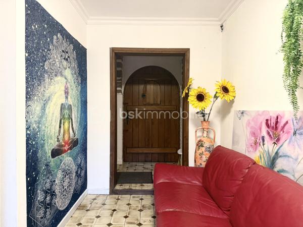 Kate GUIGNEUX vous propose, en EXCLUSIVITE, cette maison atypique, idéale pour une profession libérale.

Le bien se compose comme suit :
Au RDC, l'entrée dessert deux belles chambres d'environ 13 m2, une pièce qui sert actuellement de local professionnel (qui a son entrée indépendante), ainsi qu'une buanderie qui a accès sur le jardin clos et sans vis-à-vis.
Le 1er niveau offre une chambre supplémentaire de près de 15 m2 environ, une salle d'eau avec WC, un salon-séjour avec la lumière naturelle traversante et une cuisine aménagée / équipée avec un accès direct sur le jardin.

Le jardin est clos et à l'abris des regards. Stationnement facile : deux places de stationnement sont disponibles devant la maison (non privée). 
Informations complémentaires : Chauffage au fioul + cheminées - grenier sur dalle béton offrant un joli potentiel d'aménagement.

Contactez-moi pour échanger sur votre projet et fixons éventuellement une visite. :-)