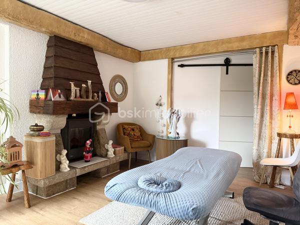 Kate GUIGNEUX vous propose, en EXCLUSIVITE, cette maison atypique, idéale pour une profession libérale.

Le bien se compose comme suit :
Au RDC, l'entrée dessert deux belles chambres d'environ 13 m2, une pièce qui sert actuellement de local professionnel (qui a son entrée indépendante), ainsi qu'une buanderie qui a accès sur le jardin clos et sans vis-à-vis.
Le 1er niveau offre une chambre supplémentaire de près de 15 m2 environ, une salle d'eau avec WC, un salon-séjour avec la lumière naturelle traversante et une cuisine aménagée / équipée avec un accès direct sur le jardin.

Le jardin est clos et à l'abris des regards. Stationnement facile : deux places de stationnement sont disponibles devant la maison (non privée). 
Informations complémentaires : Chauffage au fioul + cheminées - grenier sur dalle béton offrant un joli potentiel d'aménagement.

Contactez-moi pour échanger sur votre projet et fixons éventuellement une visite. :-)