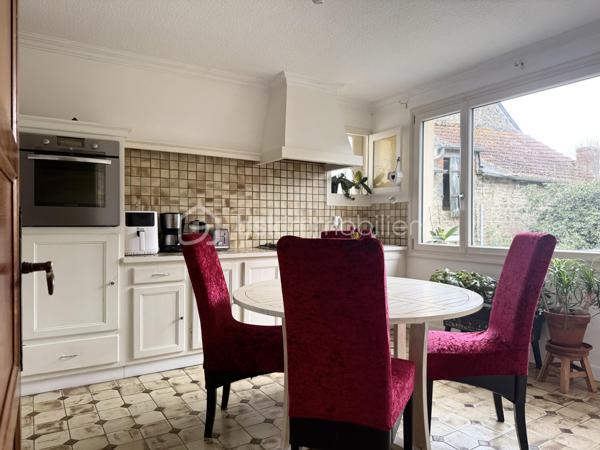 Kate GUIGNEUX vous propose, en EXCLUSIVITE, cette maison atypique, idéale pour une profession libérale.

Le bien se compose comme suit :
Au RDC, l'entrée dessert deux belles chambres d'environ 13 m2, une pièce qui sert actuellement de local professionnel (qui a son entrée indépendante), ainsi qu'une buanderie qui a accès sur le jardin clos et sans vis-à-vis.
Le 1er niveau offre une chambre supplémentaire de près de 15 m2 environ, une salle d'eau avec WC, un salon-séjour avec la lumière naturelle traversante et une cuisine aménagée / équipée avec un accès direct sur le jardin.

Le jardin est clos et à l'abris des regards. Stationnement facile : deux places de stationnement sont disponibles devant la maison (non privée). 
Informations complémentaires : Chauffage au fioul + cheminées - grenier sur dalle béton offrant un joli potentiel d'aménagement.

Contactez-moi pour échanger sur votre projet et fixons éventuellement une visite. :-)