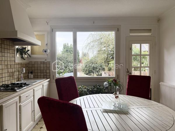 Kate GUIGNEUX vous propose, en EXCLUSIVITE, cette maison atypique, idéale pour une profession libérale.

Le bien se compose comme suit :
Au RDC, l'entrée dessert deux belles chambres d'environ 13 m2, une pièce qui sert actuellement de local professionnel (qui a son entrée indépendante), ainsi qu'une buanderie qui a accès sur le jardin clos et sans vis-à-vis.
Le 1er niveau offre une chambre supplémentaire de près de 15 m2 environ, une salle d'eau avec WC, un salon-séjour avec la lumière naturelle traversante et une cuisine aménagée / équipée avec un accès direct sur le jardin.

Le jardin est clos et à l'abris des regards. Stationnement facile : deux places de stationnement sont disponibles devant la maison (non privée). 
Informations complémentaires : Chauffage au fioul + cheminées - grenier sur dalle béton offrant un joli potentiel d'aménagement.

Contactez-moi pour échanger sur votre projet et fixons éventuellement une visite. :-)