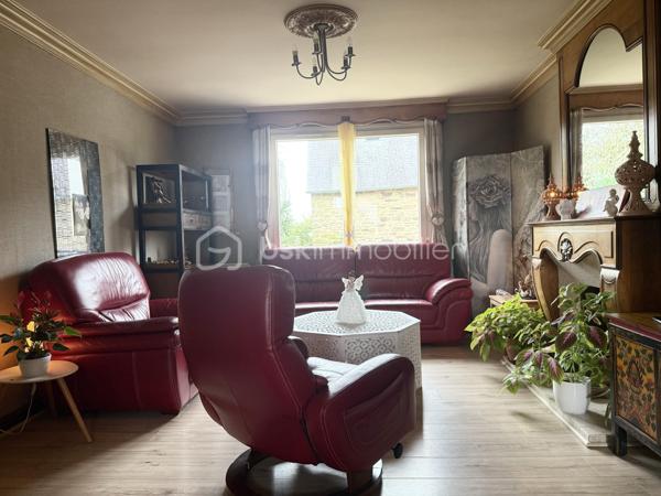 Kate GUIGNEUX vous propose, en EXCLUSIVITE, cette maison atypique, idéale pour une profession libérale.

Le bien se compose comme suit :
Au RDC, l'entrée dessert deux belles chambres d'environ 13 m2, une pièce qui sert actuellement de local professionnel (qui a son entrée indépendante), ainsi qu'une buanderie qui a accès sur le jardin clos et sans vis-à-vis.
Le 1er niveau offre une chambre supplémentaire de près de 15 m2 environ, une salle d'eau avec WC, un salon-séjour avec la lumière naturelle traversante et une cuisine aménagée / équipée avec un accès direct sur le jardin.

Le jardin est clos et à l'abris des regards. Stationnement facile : deux places de stationnement sont disponibles devant la maison (non privée). 
Informations complémentaires : Chauffage au fioul + cheminées - grenier sur dalle béton offrant un joli potentiel d'aménagement.

Contactez-moi pour échanger sur votre projet et fixons éventuellement une visite. :-)