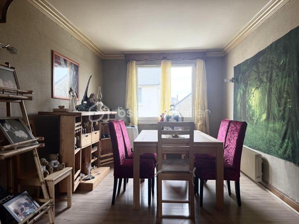 Kate GUIGNEUX vous propose, en EXCLUSIVITE, cette maison atypique, idéale pour une profession libérale.

Le bien se compose comme suit :
Au RDC, l'entrée dessert deux belles chambres d'environ 13 m2, une pièce qui sert actuellement de local professionnel (qui a son entrée indépendante), ainsi qu'une buanderie qui a accès sur le jardin clos et sans vis-à-vis.
Le 1er niveau offre une chambre supplémentaire de près de 15 m2 environ, une salle d'eau avec WC, un salon-séjour avec la lumière naturelle traversante et une cuisine aménagée / équipée avec un accès direct sur le jardin.

Le jardin est clos et à l'abris des regards. Stationnement facile : deux places de stationnement sont disponibles devant la maison (non privée). 
Informations complémentaires : Chauffage au fioul + cheminées - grenier sur dalle béton offrant un joli potentiel d'aménagement.

Contactez-moi pour échanger sur votre projet et fixons éventuellement une visite. :-)