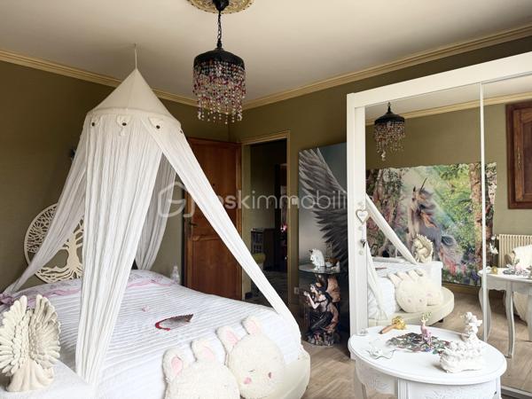 Kate GUIGNEUX vous propose, en EXCLUSIVITE, cette maison atypique, idéale pour une profession libérale.

Le bien se compose comme suit :
Au RDC, l'entrée dessert deux belles chambres d'environ 13 m2, une pièce qui sert actuellement de local professionnel (qui a son entrée indépendante), ainsi qu'une buanderie qui a accès sur le jardin clos et sans vis-à-vis.
Le 1er niveau offre une chambre supplémentaire de près de 15 m2 environ, une salle d'eau avec WC, un salon-séjour avec la lumière naturelle traversante et une cuisine aménagée / équipée avec un accès direct sur le jardin.

Le jardin est clos et à l'abris des regards. Stationnement facile : deux places de stationnement sont disponibles devant la maison (non privée). 
Informations complémentaires : Chauffage au fioul + cheminées - grenier sur dalle béton offrant un joli potentiel d'aménagement.

Contactez-moi pour échanger sur votre projet et fixons éventuellement une visite. :-)