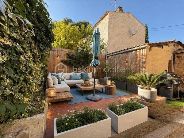 Ravissante maison de ville de type 4 en R+1 d'environ 141 m² alliant confort moderne et charme de l’ancien dotée d’une cour intérieure d'environ 35 m2, idéalement située à Grans.

 Édifiée sur deux niveaux et entièrement rénovée, elle séduit dès l’entrée par une vaste pièce de vie lumineuse de 54 m2 aux volumes généreux, sublimée par un plafond provençal restauré avec élégance. 
Dans son prolongement, une belle cuisine ouverte aménagée et équipée d'un piano de cuisson donne sur un espace salle à manger convivial.

 À l’étage, l’espace nuit offre trois chambres , dont une suite parentale raffinée de 30 m2, ainsi qu’une salle de bain avec jacuzzi, pensée comme un véritable cocon de bien-être.

Une fois installés vous profiterez d'un cadre de vie agréable, au cœur d'un environnement paisible et recherché, à proximité immédiate à pied des commodités, alliant tranquillité, praticité et charme provençal.