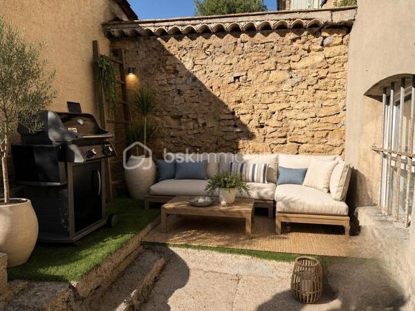 Ravissante maison de ville de type 4 en R+1 d'environ 141 m² alliant confort moderne et charme de l’ancien dotée d’une cour intérieure d'environ 35 m2, idéalement située à Grans.

 Édifiée sur deux niveaux et entièrement rénovée, elle séduit dès l’entrée par une vaste pièce de vie lumineuse de 54 m2 aux volumes généreux, sublimée par un plafond provençal restauré avec élégance. 
Dans son prolongement, une belle cuisine ouverte aménagée et équipée d'un piano de cuisson donne sur un espace salle à manger convivial.

 À l’étage, l’espace nuit offre trois chambres , dont une suite parentale raffinée de 30 m2, ainsi qu’une salle de bain avec jacuzzi, pensée comme un véritable cocon de bien-être.

Une fois installés vous profiterez d'un cadre de vie agréable, au cœur d'un environnement paisible et recherché, à proximité immédiate à pied des commodités, alliant tranquillité, praticité et charme provençal.