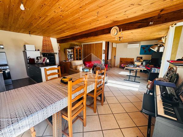 Ensemble immobilier de deux maisons à Mombrier 