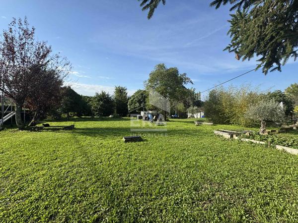 Ensemble immobilier de deux maisons à Mombrier 