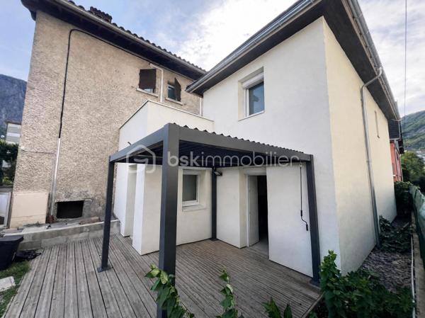 Idéale pour un investissement locatif, un premier achat ou une résidence secondaire, cette charmante maison constitue également un agréable pied-à-terre, à proximité des cols et stations de ski de Maurienne. Située dans un environnement calme, elle offre un beau potentiel et peut répondre à différents projets.
Laissez-vous séduire par cette maison moderne de 60 m², parfaitement agencée, mitoyenne et entièrement rénovée en 2022, implantée sur un terrain clos de 246 m².
Au rez-de-chaussée, vous découvrirez une cuisine entièrement équipée, ouverte sur une première terrasse conviviale exposée à l’est et agrémentée d’une pergola bioclimatique manuelle.
Le niveau comprend également un séjour lumineux, donnant accès à une seconde terrasse exposée sud-ouest, idéale pour profiter pleinement des beaux jours.
Un bureau, ainsi qu’une salle d’eau avec WC, complètent ce niveau.
Un escalier mène à l’étage, où vous trouverez une belle suite parentale, bénéficiant de sa propre salle de bains privative, ainsi que d’un WC séparé.
Une grande partie de la maison est agrémentée d’un magnifique parquet massif, apportant chaleur, cachet et élégance aux espaces de vie.
Atouts et prestations:
- Isolation par l’extérieur
- Pompe à chaleur air/air avec 3 splits
- Volets roulants électriques
- Huisseries en double vitrage
- Ballon d’eau chaude thermodynamique
- Prise extérieure renforcée pour recharge de véhicule électrique
- Portail motorisé
- Terrain clos de 246 m²
-  Deux terrasses avec orientations est et sud-ouest
- Pergola bioclimatique
Une maison fonctionnelle et confortable, offrant un cadre de vie agréable et un fort potentiel pour un projet de résidence principale, de villégiature ou d’investissement locatif.