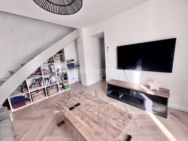 Idéale pour un investissement locatif, un premier achat ou une résidence secondaire, cette charmante maison constitue également un agréable pied-à-terre, à proximité des cols et stations de ski de Maurienne. Située dans un environnement calme, elle offre un beau potentiel et peut répondre à différents projets.
Laissez-vous séduire par cette maison moderne de 60 m², parfaitement agencée, mitoyenne et entièrement rénovée en 2022, implantée sur un terrain clos de 246 m².
Au rez-de-chaussée, vous découvrirez une cuisine entièrement équipée, ouverte sur une première terrasse conviviale exposée à l’est et agrémentée d’une pergola bioclimatique manuelle.
Le niveau comprend également un séjour lumineux, donnant accès à une seconde terrasse exposée sud-ouest, idéale pour profiter pleinement des beaux jours.
Un bureau, ainsi qu’une salle d’eau avec WC, complètent ce niveau.
Un escalier mène à l’étage, où vous trouverez une belle suite parentale, bénéficiant de sa propre salle de bains privative, ainsi que d’un WC séparé.
Une grande partie de la maison est agrémentée d’un magnifique parquet massif, apportant chaleur, cachet et élégance aux espaces de vie.
Atouts et prestations:
- Isolation par l’extérieur
- Pompe à chaleur air/air avec 3 splits
- Volets roulants électriques
- Huisseries en double vitrage
- Ballon d’eau chaude thermodynamique
- Prise extérieure renforcée pour recharge de véhicule électrique
- Portail motorisé
- Terrain clos de 246 m²
-  Deux terrasses avec orientations est et sud-ouest
- Pergola bioclimatique
Une maison fonctionnelle et confortable, offrant un cadre de vie agréable et un fort potentiel pour un projet de résidence principale, de villégiature ou d’investissement locatif.