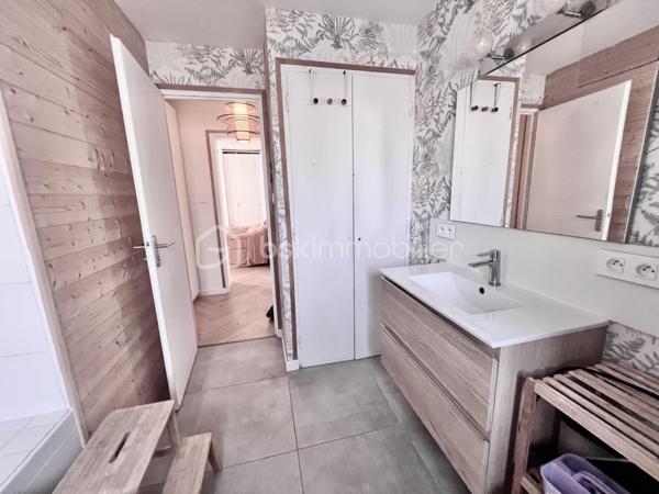 Idéale pour un investissement locatif, un premier achat ou une résidence secondaire, cette charmante maison constitue également un agréable pied-à-terre, à proximité des cols et stations de ski de Maurienne. Située dans un environnement calme, elle offre un beau potentiel et peut répondre à différents projets.
Laissez-vous séduire par cette maison moderne de 60 m², parfaitement agencée, mitoyenne et entièrement rénovée en 2022, implantée sur un terrain clos de 246 m².
Au rez-de-chaussée, vous découvrirez une cuisine entièrement équipée, ouverte sur une première terrasse conviviale exposée à l’est et agrémentée d’une pergola bioclimatique manuelle.
Le niveau comprend également un séjour lumineux, donnant accès à une seconde terrasse exposée sud-ouest, idéale pour profiter pleinement des beaux jours.
Un bureau, ainsi qu’une salle d’eau avec WC, complètent ce niveau.
Un escalier mène à l’étage, où vous trouverez une belle suite parentale, bénéficiant de sa propre salle de bains privative, ainsi que d’un WC séparé.
Une grande partie de la maison est agrémentée d’un magnifique parquet massif, apportant chaleur, cachet et élégance aux espaces de vie.
Atouts et prestations:
- Isolation par l’extérieur
- Pompe à chaleur air/air avec 3 splits
- Volets roulants électriques
- Huisseries en double vitrage
- Ballon d’eau chaude thermodynamique
- Prise extérieure renforcée pour recharge de véhicule électrique
- Portail motorisé
- Terrain clos de 246 m²
-  Deux terrasses avec orientations est et sud-ouest
- Pergola bioclimatique
Une maison fonctionnelle et confortable, offrant un cadre de vie agréable et un fort potentiel pour un projet de résidence principale, de villégiature ou d’investissement locatif.
