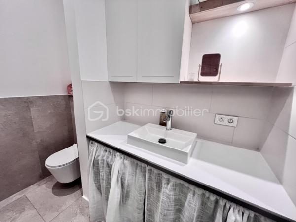 Idéale pour un investissement locatif, un premier achat ou une résidence secondaire, cette charmante maison constitue également un agréable pied-à-terre, à proximité des cols et stations de ski de Maurienne. Située dans un environnement calme, elle offre un beau potentiel et peut répondre à différents projets.
Laissez-vous séduire par cette maison moderne de 60 m², parfaitement agencée, mitoyenne et entièrement rénovée en 2022, implantée sur un terrain clos de 246 m².
Au rez-de-chaussée, vous découvrirez une cuisine entièrement équipée, ouverte sur une première terrasse conviviale exposée à l’est et agrémentée d’une pergola bioclimatique manuelle.
Le niveau comprend également un séjour lumineux, donnant accès à une seconde terrasse exposée sud-ouest, idéale pour profiter pleinement des beaux jours.
Un bureau, ainsi qu’une salle d’eau avec WC, complètent ce niveau.
Un escalier mène à l’étage, où vous trouverez une belle suite parentale, bénéficiant de sa propre salle de bains privative, ainsi que d’un WC séparé.
Une grande partie de la maison est agrémentée d’un magnifique parquet massif, apportant chaleur, cachet et élégance aux espaces de vie.
Atouts et prestations:
- Isolation par l’extérieur
- Pompe à chaleur air/air avec 3 splits
- Volets roulants électriques
- Huisseries en double vitrage
- Ballon d’eau chaude thermodynamique
- Prise extérieure renforcée pour recharge de véhicule électrique
- Portail motorisé
- Terrain clos de 246 m²
-  Deux terrasses avec orientations est et sud-ouest
- Pergola bioclimatique
Une maison fonctionnelle et confortable, offrant un cadre de vie agréable et un fort potentiel pour un projet de résidence principale, de villégiature ou d’investissement locatif.