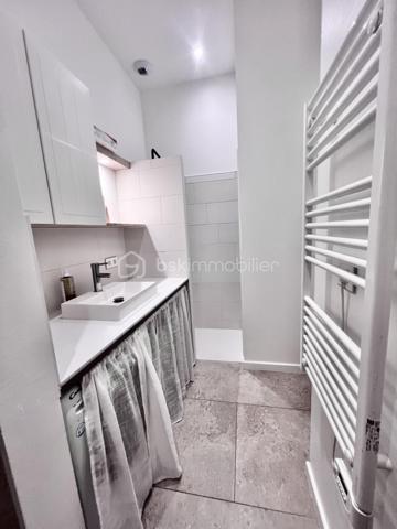 Idéale pour un investissement locatif, un premier achat ou une résidence secondaire, cette charmante maison constitue également un agréable pied-à-terre, à proximité des cols et stations de ski de Maurienne. Située dans un environnement calme, elle offre un beau potentiel et peut répondre à différents projets.
Laissez-vous séduire par cette maison moderne de 60 m², parfaitement agencée, mitoyenne et entièrement rénovée en 2022, implantée sur un terrain clos de 246 m².
Au rez-de-chaussée, vous découvrirez une cuisine entièrement équipée, ouverte sur une première terrasse conviviale exposée à l’est et agrémentée d’une pergola bioclimatique manuelle.
Le niveau comprend également un séjour lumineux, donnant accès à une seconde terrasse exposée sud-ouest, idéale pour profiter pleinement des beaux jours.
Un bureau, ainsi qu’une salle d’eau avec WC, complètent ce niveau.
Un escalier mène à l’étage, où vous trouverez une belle suite parentale, bénéficiant de sa propre salle de bains privative, ainsi que d’un WC séparé.
Une grande partie de la maison est agrémentée d’un magnifique parquet massif, apportant chaleur, cachet et élégance aux espaces de vie.
Atouts et prestations:
- Isolation par l’extérieur
- Pompe à chaleur air/air avec 3 splits
- Volets roulants électriques
- Huisseries en double vitrage
- Ballon d’eau chaude thermodynamique
- Prise extérieure renforcée pour recharge de véhicule électrique
- Portail motorisé
- Terrain clos de 246 m²
-  Deux terrasses avec orientations est et sud-ouest
- Pergola bioclimatique
Une maison fonctionnelle et confortable, offrant un cadre de vie agréable et un fort potentiel pour un projet de résidence principale, de villégiature ou d’investissement locatif.