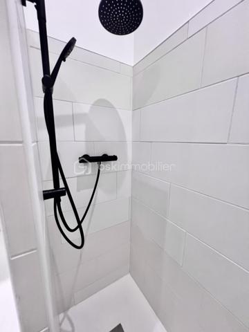 Idéale pour un investissement locatif, un premier achat ou une résidence secondaire, cette charmante maison constitue également un agréable pied-à-terre, à proximité des cols et stations de ski de Maurienne. Située dans un environnement calme, elle offre un beau potentiel et peut répondre à différents projets.
Laissez-vous séduire par cette maison moderne de 60 m², parfaitement agencée, mitoyenne et entièrement rénovée en 2022, implantée sur un terrain clos de 246 m².
Au rez-de-chaussée, vous découvrirez une cuisine entièrement équipée, ouverte sur une première terrasse conviviale exposée à l’est et agrémentée d’une pergola bioclimatique manuelle.
Le niveau comprend également un séjour lumineux, donnant accès à une seconde terrasse exposée sud-ouest, idéale pour profiter pleinement des beaux jours.
Un bureau, ainsi qu’une salle d’eau avec WC, complètent ce niveau.
Un escalier mène à l’étage, où vous trouverez une belle suite parentale, bénéficiant de sa propre salle de bains privative, ainsi que d’un WC séparé.
Une grande partie de la maison est agrémentée d’un magnifique parquet massif, apportant chaleur, cachet et élégance aux espaces de vie.
Atouts et prestations:
- Isolation par l’extérieur
- Pompe à chaleur air/air avec 3 splits
- Volets roulants électriques
- Huisseries en double vitrage
- Ballon d’eau chaude thermodynamique
- Prise extérieure renforcée pour recharge de véhicule électrique
- Portail motorisé
- Terrain clos de 246 m²
-  Deux terrasses avec orientations est et sud-ouest
- Pergola bioclimatique
Une maison fonctionnelle et confortable, offrant un cadre de vie agréable et un fort potentiel pour un projet de résidence principale, de villégiature ou d’investissement locatif.