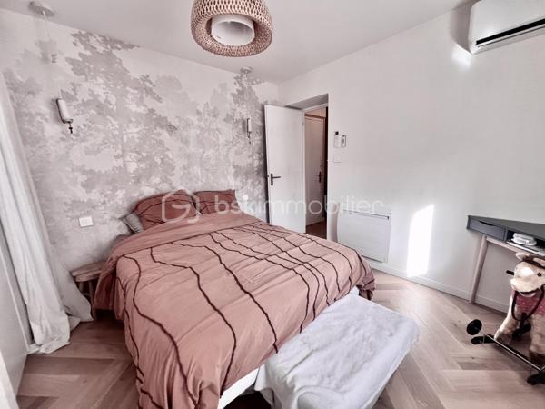 Idéale pour un investissement locatif, un premier achat ou une résidence secondaire, cette charmante maison constitue également un agréable pied-à-terre, à proximité des cols et stations de ski de Maurienne. Située dans un environnement calme, elle offre un beau potentiel et peut répondre à différents projets.
Laissez-vous séduire par cette maison moderne de 60 m², parfaitement agencée, mitoyenne et entièrement rénovée en 2022, implantée sur un terrain clos de 246 m².
Au rez-de-chaussée, vous découvrirez une cuisine entièrement équipée, ouverte sur une première terrasse conviviale exposée à l’est et agrémentée d’une pergola bioclimatique manuelle.
Le niveau comprend également un séjour lumineux, donnant accès à une seconde terrasse exposée sud-ouest, idéale pour profiter pleinement des beaux jours.
Un bureau, ainsi qu’une salle d’eau avec WC, complètent ce niveau.
Un escalier mène à l’étage, où vous trouverez une belle suite parentale, bénéficiant de sa propre salle de bains privative, ainsi que d’un WC séparé.
Une grande partie de la maison est agrémentée d’un magnifique parquet massif, apportant chaleur, cachet et élégance aux espaces de vie.
Atouts et prestations:
- Isolation par l’extérieur
- Pompe à chaleur air/air avec 3 splits
- Volets roulants électriques
- Huisseries en double vitrage
- Ballon d’eau chaude thermodynamique
- Prise extérieure renforcée pour recharge de véhicule électrique
- Portail motorisé
- Terrain clos de 246 m²
-  Deux terrasses avec orientations est et sud-ouest
- Pergola bioclimatique
Une maison fonctionnelle et confortable, offrant un cadre de vie agréable et un fort potentiel pour un projet de résidence principale, de villégiature ou d’investissement locatif.