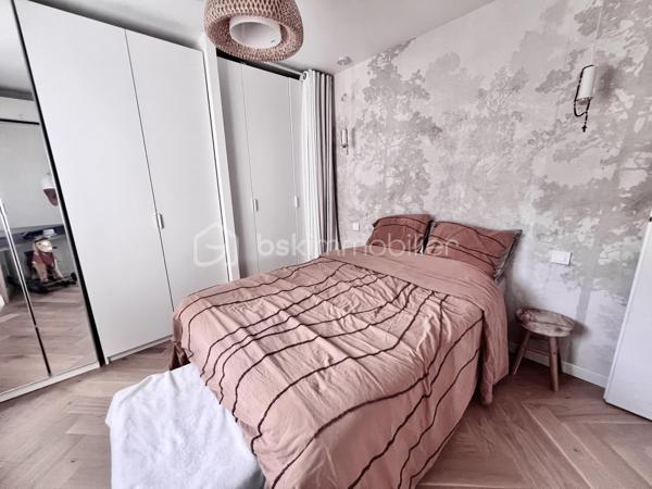 Idéale pour un investissement locatif, un premier achat ou une résidence secondaire, cette charmante maison constitue également un agréable pied-à-terre, à proximité des cols et stations de ski de Maurienne. Située dans un environnement calme, elle offre un beau potentiel et peut répondre à différents projets.
Laissez-vous séduire par cette maison moderne de 60 m², parfaitement agencée, mitoyenne et entièrement rénovée en 2022, implantée sur un terrain clos de 246 m².
Au rez-de-chaussée, vous découvrirez une cuisine entièrement équipée, ouverte sur une première terrasse conviviale exposée à l’est et agrémentée d’une pergola bioclimatique manuelle.
Le niveau comprend également un séjour lumineux, donnant accès à une seconde terrasse exposée sud-ouest, idéale pour profiter pleinement des beaux jours.
Un bureau, ainsi qu’une salle d’eau avec WC, complètent ce niveau.
Un escalier mène à l’étage, où vous trouverez une belle suite parentale, bénéficiant de sa propre salle de bains privative, ainsi que d’un WC séparé.
Une grande partie de la maison est agrémentée d’un magnifique parquet massif, apportant chaleur, cachet et élégance aux espaces de vie.
Atouts et prestations:
- Isolation par l’extérieur
- Pompe à chaleur air/air avec 3 splits
- Volets roulants électriques
- Huisseries en double vitrage
- Ballon d’eau chaude thermodynamique
- Prise extérieure renforcée pour recharge de véhicule électrique
- Portail motorisé
- Terrain clos de 246 m²
-  Deux terrasses avec orientations est et sud-ouest
- Pergola bioclimatique
Une maison fonctionnelle et confortable, offrant un cadre de vie agréable et un fort potentiel pour un projet de résidence principale, de villégiature ou d’investissement locatif.