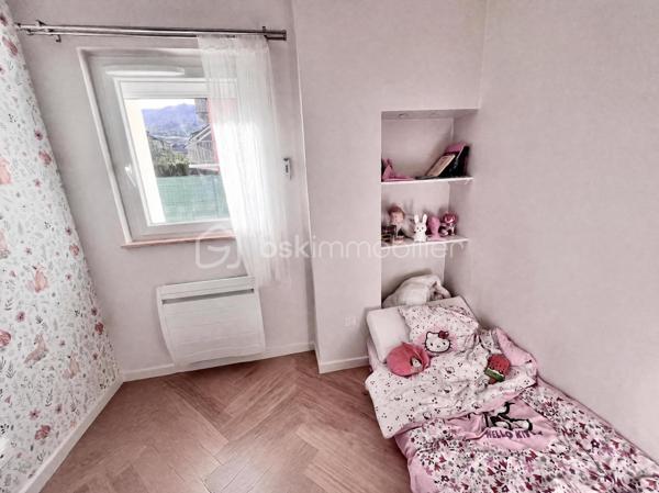 Idéale pour un investissement locatif, un premier achat ou une résidence secondaire, cette charmante maison constitue également un agréable pied-à-terre, à proximité des cols et stations de ski de Maurienne. Située dans un environnement calme, elle offre un beau potentiel et peut répondre à différents projets.
Laissez-vous séduire par cette maison moderne de 60 m², parfaitement agencée, mitoyenne et entièrement rénovée en 2022, implantée sur un terrain clos de 246 m².
Au rez-de-chaussée, vous découvrirez une cuisine entièrement équipée, ouverte sur une première terrasse conviviale exposée à l’est et agrémentée d’une pergola bioclimatique manuelle.
Le niveau comprend également un séjour lumineux, donnant accès à une seconde terrasse exposée sud-ouest, idéale pour profiter pleinement des beaux jours.
Un bureau, ainsi qu’une salle d’eau avec WC, complètent ce niveau.
Un escalier mène à l’étage, où vous trouverez une belle suite parentale, bénéficiant de sa propre salle de bains privative, ainsi que d’un WC séparé.
Une grande partie de la maison est agrémentée d’un magnifique parquet massif, apportant chaleur, cachet et élégance aux espaces de vie.
Atouts et prestations:
- Isolation par l’extérieur
- Pompe à chaleur air/air avec 3 splits
- Volets roulants électriques
- Huisseries en double vitrage
- Ballon d’eau chaude thermodynamique
- Prise extérieure renforcée pour recharge de véhicule électrique
- Portail motorisé
- Terrain clos de 246 m²
-  Deux terrasses avec orientations est et sud-ouest
- Pergola bioclimatique
Une maison fonctionnelle et confortable, offrant un cadre de vie agréable et un fort potentiel pour un projet de résidence principale, de villégiature ou d’investissement locatif.