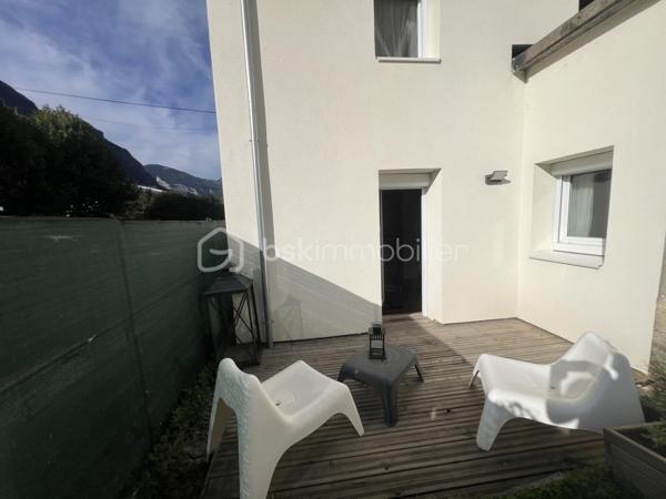 Idéale pour un investissement locatif, un premier achat ou une résidence secondaire, cette charmante maison constitue également un agréable pied-à-terre, à proximité des cols et stations de ski de Maurienne. Située dans un environnement calme, elle offre un beau potentiel et peut répondre à différents projets.
Laissez-vous séduire par cette maison moderne de 60 m², parfaitement agencée, mitoyenne et entièrement rénovée en 2022, implantée sur un terrain clos de 246 m².
Au rez-de-chaussée, vous découvrirez une cuisine entièrement équipée, ouverte sur une première terrasse conviviale exposée à l’est et agrémentée d’une pergola bioclimatique manuelle.
Le niveau comprend également un séjour lumineux, donnant accès à une seconde terrasse exposée sud-ouest, idéale pour profiter pleinement des beaux jours.
Un bureau, ainsi qu’une salle d’eau avec WC, complètent ce niveau.
Un escalier mène à l’étage, où vous trouverez une belle suite parentale, bénéficiant de sa propre salle de bains privative, ainsi que d’un WC séparé.
Une grande partie de la maison est agrémentée d’un magnifique parquet massif, apportant chaleur, cachet et élégance aux espaces de vie.
Atouts et prestations:
- Isolation par l’extérieur
- Pompe à chaleur air/air avec 3 splits
- Volets roulants électriques
- Huisseries en double vitrage
- Ballon d’eau chaude thermodynamique
- Prise extérieure renforcée pour recharge de véhicule électrique
- Portail motorisé
- Terrain clos de 246 m²
-  Deux terrasses avec orientations est et sud-ouest
- Pergola bioclimatique
Une maison fonctionnelle et confortable, offrant un cadre de vie agréable et un fort potentiel pour un projet de résidence principale, de villégiature ou d’investissement locatif.