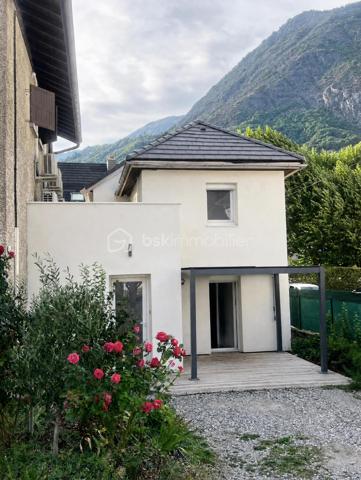 Idéale pour un investissement locatif, un premier achat ou une résidence secondaire, cette charmante maison constitue également un agréable pied-à-terre, à proximité des cols et stations de ski de Maurienne. Située dans un environnement calme, elle offre un beau potentiel et peut répondre à différents projets.
Laissez-vous séduire par cette maison moderne de 60 m², parfaitement agencée, mitoyenne et entièrement rénovée en 2022, implantée sur un terrain clos de 246 m².
Au rez-de-chaussée, vous découvrirez une cuisine entièrement équipée, ouverte sur une première terrasse conviviale exposée à l’est et agrémentée d’une pergola bioclimatique manuelle.
Le niveau comprend également un séjour lumineux, donnant accès à une seconde terrasse exposée sud-ouest, idéale pour profiter pleinement des beaux jours.
Un bureau, ainsi qu’une salle d’eau avec WC, complètent ce niveau.
Un escalier mène à l’étage, où vous trouverez une belle suite parentale, bénéficiant de sa propre salle de bains privative, ainsi que d’un WC séparé.
Une grande partie de la maison est agrémentée d’un magnifique parquet massif, apportant chaleur, cachet et élégance aux espaces de vie.
Atouts et prestations:
- Isolation par l’extérieur
- Pompe à chaleur air/air avec 3 splits
- Volets roulants électriques
- Huisseries en double vitrage
- Ballon d’eau chaude thermodynamique
- Prise extérieure renforcée pour recharge de véhicule électrique
- Portail motorisé
- Terrain clos de 246 m²
-  Deux terrasses avec orientations est et sud-ouest
- Pergola bioclimatique
Une maison fonctionnelle et confortable, offrant un cadre de vie agréable et un fort potentiel pour un projet de résidence principale, de villégiature ou d’investissement locatif.
