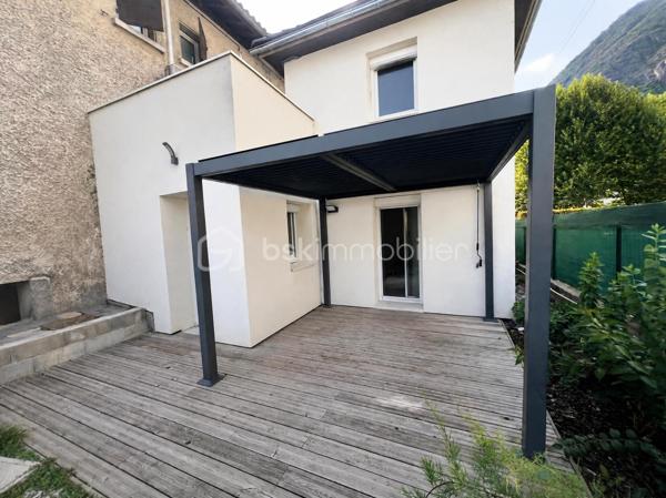 Idéale pour un investissement locatif, un premier achat ou une résidence secondaire, cette charmante maison constitue également un agréable pied-à-terre, à proximité des cols et stations de ski de Maurienne. Située dans un environnement calme, elle offre un beau potentiel et peut répondre à différents projets.
Laissez-vous séduire par cette maison moderne de 60 m², parfaitement agencée, mitoyenne et entièrement rénovée en 2022, implantée sur un terrain clos de 246 m².
Au rez-de-chaussée, vous découvrirez une cuisine entièrement équipée, ouverte sur une première terrasse conviviale exposée à l’est et agrémentée d’une pergola bioclimatique manuelle.
Le niveau comprend également un séjour lumineux, donnant accès à une seconde terrasse exposée sud-ouest, idéale pour profiter pleinement des beaux jours.
Un bureau, ainsi qu’une salle d’eau avec WC, complètent ce niveau.
Un escalier mène à l’étage, où vous trouverez une belle suite parentale, bénéficiant de sa propre salle de bains privative, ainsi que d’un WC séparé.
Une grande partie de la maison est agrémentée d’un magnifique parquet massif, apportant chaleur, cachet et élégance aux espaces de vie.
Atouts et prestations:
- Isolation par l’extérieur
- Pompe à chaleur air/air avec 3 splits
- Volets roulants électriques
- Huisseries en double vitrage
- Ballon d’eau chaude thermodynamique
- Prise extérieure renforcée pour recharge de véhicule électrique
- Portail motorisé
- Terrain clos de 246 m²
-  Deux terrasses avec orientations est et sud-ouest
- Pergola bioclimatique
Une maison fonctionnelle et confortable, offrant un cadre de vie agréable et un fort potentiel pour un projet de résidence principale, de villégiature ou d’investissement locatif.