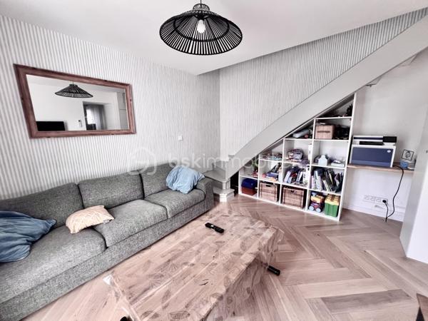 Idéale pour un investissement locatif, un premier achat ou une résidence secondaire, cette charmante maison constitue également un agréable pied-à-terre, à proximité des cols et stations de ski de Maurienne. Située dans un environnement calme, elle offre un beau potentiel et peut répondre à différents projets.
Laissez-vous séduire par cette maison moderne de 60 m², parfaitement agencée, mitoyenne et entièrement rénovée en 2022, implantée sur un terrain clos de 246 m².
Au rez-de-chaussée, vous découvrirez une cuisine entièrement équipée, ouverte sur une première terrasse conviviale exposée à l’est et agrémentée d’une pergola bioclimatique manuelle.
Le niveau comprend également un séjour lumineux, donnant accès à une seconde terrasse exposée sud-ouest, idéale pour profiter pleinement des beaux jours.
Un bureau, ainsi qu’une salle d’eau avec WC, complètent ce niveau.
Un escalier mène à l’étage, où vous trouverez une belle suite parentale, bénéficiant de sa propre salle de bains privative, ainsi que d’un WC séparé.
Une grande partie de la maison est agrémentée d’un magnifique parquet massif, apportant chaleur, cachet et élégance aux espaces de vie.
Atouts et prestations:
- Isolation par l’extérieur
- Pompe à chaleur air/air avec 3 splits
- Volets roulants électriques
- Huisseries en double vitrage
- Ballon d’eau chaude thermodynamique
- Prise extérieure renforcée pour recharge de véhicule électrique
- Portail motorisé
- Terrain clos de 246 m²
-  Deux terrasses avec orientations est et sud-ouest
- Pergola bioclimatique
Une maison fonctionnelle et confortable, offrant un cadre de vie agréable et un fort potentiel pour un projet de résidence principale, de villégiature ou d’investissement locatif.