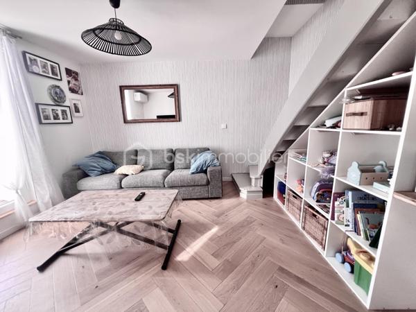 Idéale pour un investissement locatif, un premier achat ou une résidence secondaire, cette charmante maison constitue également un agréable pied-à-terre, à proximité des cols et stations de ski de Maurienne. Située dans un environnement calme, elle offre un beau potentiel et peut répondre à différents projets.
Laissez-vous séduire par cette maison moderne de 60 m², parfaitement agencée, mitoyenne et entièrement rénovée en 2022, implantée sur un terrain clos de 246 m².
Au rez-de-chaussée, vous découvrirez une cuisine entièrement équipée, ouverte sur une première terrasse conviviale exposée à l’est et agrémentée d’une pergola bioclimatique manuelle.
Le niveau comprend également un séjour lumineux, donnant accès à une seconde terrasse exposée sud-ouest, idéale pour profiter pleinement des beaux jours.
Un bureau, ainsi qu’une salle d’eau avec WC, complètent ce niveau.
Un escalier mène à l’étage, où vous trouverez une belle suite parentale, bénéficiant de sa propre salle de bains privative, ainsi que d’un WC séparé.
Une grande partie de la maison est agrémentée d’un magnifique parquet massif, apportant chaleur, cachet et élégance aux espaces de vie.
Atouts et prestations:
- Isolation par l’extérieur
- Pompe à chaleur air/air avec 3 splits
- Volets roulants électriques
- Huisseries en double vitrage
- Ballon d’eau chaude thermodynamique
- Prise extérieure renforcée pour recharge de véhicule électrique
- Portail motorisé
- Terrain clos de 246 m²
-  Deux terrasses avec orientations est et sud-ouest
- Pergola bioclimatique
Une maison fonctionnelle et confortable, offrant un cadre de vie agréable et un fort potentiel pour un projet de résidence principale, de villégiature ou d’investissement locatif.
