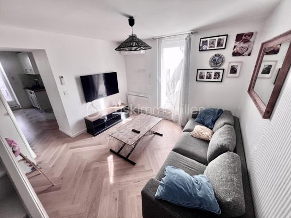 Idéale pour un investissement locatif, un premier achat ou une résidence secondaire, cette charmante maison constitue également un agréable pied-à-terre, à proximité des cols et stations de ski de Maurienne. Située dans un environnement calme, elle offre un beau potentiel et peut répondre à différents projets.
Laissez-vous séduire par cette maison moderne de 60 m², parfaitement agencée, mitoyenne et entièrement rénovée en 2022, implantée sur un terrain clos de 246 m².
Au rez-de-chaussée, vous découvrirez une cuisine entièrement équipée, ouverte sur une première terrasse conviviale exposée à l’est et agrémentée d’une pergola bioclimatique manuelle.
Le niveau comprend également un séjour lumineux, donnant accès à une seconde terrasse exposée sud-ouest, idéale pour profiter pleinement des beaux jours.
Un bureau, ainsi qu’une salle d’eau avec WC, complètent ce niveau.
Un escalier mène à l’étage, où vous trouverez une belle suite parentale, bénéficiant de sa propre salle de bains privative, ainsi que d’un WC séparé.
Une grande partie de la maison est agrémentée d’un magnifique parquet massif, apportant chaleur, cachet et élégance aux espaces de vie.
Atouts et prestations:
- Isolation par l’extérieur
- Pompe à chaleur air/air avec 3 splits
- Volets roulants électriques
- Huisseries en double vitrage
- Ballon d’eau chaude thermodynamique
- Prise extérieure renforcée pour recharge de véhicule électrique
- Portail motorisé
- Terrain clos de 246 m²
-  Deux terrasses avec orientations est et sud-ouest
- Pergola bioclimatique
Une maison fonctionnelle et confortable, offrant un cadre de vie agréable et un fort potentiel pour un projet de résidence principale, de villégiature ou d’investissement locatif.