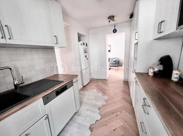 Idéale pour un investissement locatif, un premier achat ou une résidence secondaire, cette charmante maison constitue également un agréable pied-à-terre, à proximité des cols et stations de ski de Maurienne. Située dans un environnement calme, elle offre un beau potentiel et peut répondre à différents projets.
Laissez-vous séduire par cette maison moderne de 60 m², parfaitement agencée, mitoyenne et entièrement rénovée en 2022, implantée sur un terrain clos de 246 m².
Au rez-de-chaussée, vous découvrirez une cuisine entièrement équipée, ouverte sur une première terrasse conviviale exposée à l’est et agrémentée d’une pergola bioclimatique manuelle.
Le niveau comprend également un séjour lumineux, donnant accès à une seconde terrasse exposée sud-ouest, idéale pour profiter pleinement des beaux jours.
Un bureau, ainsi qu’une salle d’eau avec WC, complètent ce niveau.
Un escalier mène à l’étage, où vous trouverez une belle suite parentale, bénéficiant de sa propre salle de bains privative, ainsi que d’un WC séparé.
Une grande partie de la maison est agrémentée d’un magnifique parquet massif, apportant chaleur, cachet et élégance aux espaces de vie.
Atouts et prestations:
- Isolation par l’extérieur
- Pompe à chaleur air/air avec 3 splits
- Volets roulants électriques
- Huisseries en double vitrage
- Ballon d’eau chaude thermodynamique
- Prise extérieure renforcée pour recharge de véhicule électrique
- Portail motorisé
- Terrain clos de 246 m²
-  Deux terrasses avec orientations est et sud-ouest
- Pergola bioclimatique
Une maison fonctionnelle et confortable, offrant un cadre de vie agréable et un fort potentiel pour un projet de résidence principale, de villégiature ou d’investissement locatif.