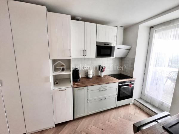 Idéale pour un investissement locatif, un premier achat ou une résidence secondaire, cette charmante maison constitue également un agréable pied-à-terre, à proximité des cols et stations de ski de Maurienne. Située dans un environnement calme, elle offre un beau potentiel et peut répondre à différents projets.
Laissez-vous séduire par cette maison moderne de 60 m², parfaitement agencée, mitoyenne et entièrement rénovée en 2022, implantée sur un terrain clos de 246 m².
Au rez-de-chaussée, vous découvrirez une cuisine entièrement équipée, ouverte sur une première terrasse conviviale exposée à l’est et agrémentée d’une pergola bioclimatique manuelle.
Le niveau comprend également un séjour lumineux, donnant accès à une seconde terrasse exposée sud-ouest, idéale pour profiter pleinement des beaux jours.
Un bureau, ainsi qu’une salle d’eau avec WC, complètent ce niveau.
Un escalier mène à l’étage, où vous trouverez une belle suite parentale, bénéficiant de sa propre salle de bains privative, ainsi que d’un WC séparé.
Une grande partie de la maison est agrémentée d’un magnifique parquet massif, apportant chaleur, cachet et élégance aux espaces de vie.
Atouts et prestations:
- Isolation par l’extérieur
- Pompe à chaleur air/air avec 3 splits
- Volets roulants électriques
- Huisseries en double vitrage
- Ballon d’eau chaude thermodynamique
- Prise extérieure renforcée pour recharge de véhicule électrique
- Portail motorisé
- Terrain clos de 246 m²
-  Deux terrasses avec orientations est et sud-ouest
- Pergola bioclimatique
Une maison fonctionnelle et confortable, offrant un cadre de vie agréable et un fort potentiel pour un projet de résidence principale, de villégiature ou d’investissement locatif.