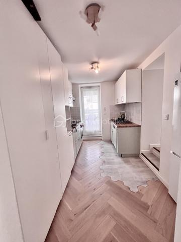 Idéale pour un investissement locatif, un premier achat ou une résidence secondaire, cette charmante maison constitue également un agréable pied-à-terre, à proximité des cols et stations de ski de Maurienne. Située dans un environnement calme, elle offre un beau potentiel et peut répondre à différents projets.
Laissez-vous séduire par cette maison moderne de 60 m², parfaitement agencée, mitoyenne et entièrement rénovée en 2022, implantée sur un terrain clos de 246 m².
Au rez-de-chaussée, vous découvrirez une cuisine entièrement équipée, ouverte sur une première terrasse conviviale exposée à l’est et agrémentée d’une pergola bioclimatique manuelle.
Le niveau comprend également un séjour lumineux, donnant accès à une seconde terrasse exposée sud-ouest, idéale pour profiter pleinement des beaux jours.
Un bureau, ainsi qu’une salle d’eau avec WC, complètent ce niveau.
Un escalier mène à l’étage, où vous trouverez une belle suite parentale, bénéficiant de sa propre salle de bains privative, ainsi que d’un WC séparé.
Une grande partie de la maison est agrémentée d’un magnifique parquet massif, apportant chaleur, cachet et élégance aux espaces de vie.
Atouts et prestations:
- Isolation par l’extérieur
- Pompe à chaleur air/air avec 3 splits
- Volets roulants électriques
- Huisseries en double vitrage
- Ballon d’eau chaude thermodynamique
- Prise extérieure renforcée pour recharge de véhicule électrique
- Portail motorisé
- Terrain clos de 246 m²
-  Deux terrasses avec orientations est et sud-ouest
- Pergola bioclimatique
Une maison fonctionnelle et confortable, offrant un cadre de vie agréable et un fort potentiel pour un projet de résidence principale, de villégiature ou d’investissement locatif.