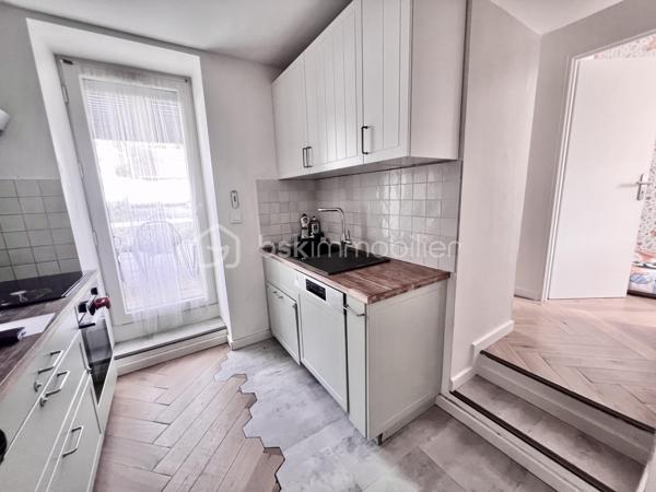 Idéale pour un investissement locatif, un premier achat ou une résidence secondaire, cette charmante maison constitue également un agréable pied-à-terre, à proximité des cols et stations de ski de Maurienne. Située dans un environnement calme, elle offre un beau potentiel et peut répondre à différents projets.
Laissez-vous séduire par cette maison moderne de 60 m², parfaitement agencée, mitoyenne et entièrement rénovée en 2022, implantée sur un terrain clos de 246 m².
Au rez-de-chaussée, vous découvrirez une cuisine entièrement équipée, ouverte sur une première terrasse conviviale exposée à l’est et agrémentée d’une pergola bioclimatique manuelle.
Le niveau comprend également un séjour lumineux, donnant accès à une seconde terrasse exposée sud-ouest, idéale pour profiter pleinement des beaux jours.
Un bureau, ainsi qu’une salle d’eau avec WC, complètent ce niveau.
Un escalier mène à l’étage, où vous trouverez une belle suite parentale, bénéficiant de sa propre salle de bains privative, ainsi que d’un WC séparé.
Une grande partie de la maison est agrémentée d’un magnifique parquet massif, apportant chaleur, cachet et élégance aux espaces de vie.
Atouts et prestations:
- Isolation par l’extérieur
- Pompe à chaleur air/air avec 3 splits
- Volets roulants électriques
- Huisseries en double vitrage
- Ballon d’eau chaude thermodynamique
- Prise extérieure renforcée pour recharge de véhicule électrique
- Portail motorisé
- Terrain clos de 246 m²
-  Deux terrasses avec orientations est et sud-ouest
- Pergola bioclimatique
Une maison fonctionnelle et confortable, offrant un cadre de vie agréable et un fort potentiel pour un projet de résidence principale, de villégiature ou d’investissement locatif.
