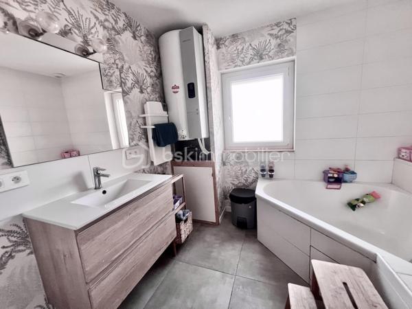 Idéale pour un investissement locatif, un premier achat ou une résidence secondaire, cette charmante maison constitue également un agréable pied-à-terre, à proximité des cols et stations de ski de Maurienne. Située dans un environnement calme, elle offre un beau potentiel et peut répondre à différents projets.
Laissez-vous séduire par cette maison moderne de 60 m², parfaitement agencée, mitoyenne et entièrement rénovée en 2022, implantée sur un terrain clos de 246 m².
Au rez-de-chaussée, vous découvrirez une cuisine entièrement équipée, ouverte sur une première terrasse conviviale exposée à l’est et agrémentée d’une pergola bioclimatique manuelle.
Le niveau comprend également un séjour lumineux, donnant accès à une seconde terrasse exposée sud-ouest, idéale pour profiter pleinement des beaux jours.
Un bureau, ainsi qu’une salle d’eau avec WC, complètent ce niveau.
Un escalier mène à l’étage, où vous trouverez une belle suite parentale, bénéficiant de sa propre salle de bains privative, ainsi que d’un WC séparé.
Une grande partie de la maison est agrémentée d’un magnifique parquet massif, apportant chaleur, cachet et élégance aux espaces de vie.
Atouts et prestations:
- Isolation par l’extérieur
- Pompe à chaleur air/air avec 3 splits
- Volets roulants électriques
- Huisseries en double vitrage
- Ballon d’eau chaude thermodynamique
- Prise extérieure renforcée pour recharge de véhicule électrique
- Portail motorisé
- Terrain clos de 246 m²
-  Deux terrasses avec orientations est et sud-ouest
- Pergola bioclimatique
Une maison fonctionnelle et confortable, offrant un cadre de vie agréable et un fort potentiel pour un projet de résidence principale, de villégiature ou d’investissement locatif.