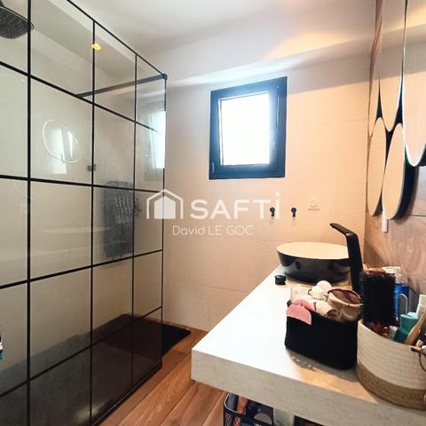 Concarneau :  A 500 m de la plage des Sables Blancs, contemporaine de 2021 classée A 131 m² belle suite parentale en rdc, jardin joliement paysagé