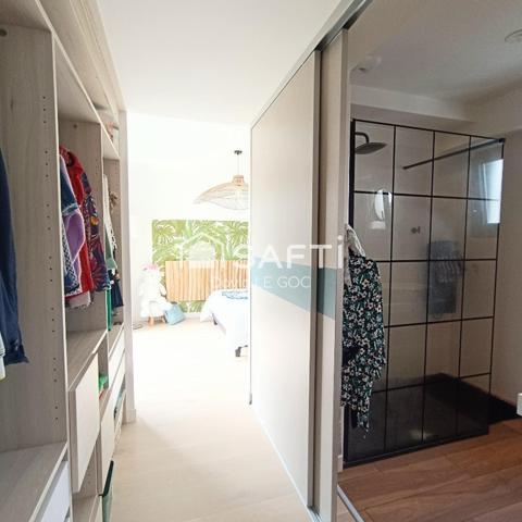 Concarneau :  A 500 m de la plage des Sables Blancs, contemporaine de 2021 classée A 131 m² belle suite parentale en rdc, jardin joliement paysagé