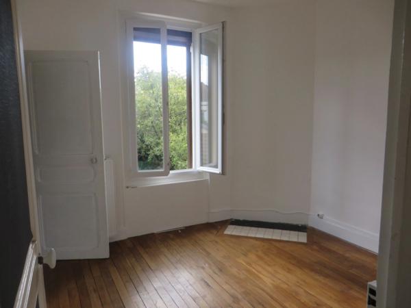 Maison 4 pièces sur 242 m2 de jardin
