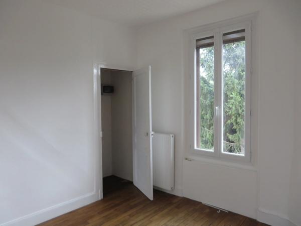 Maison 4 pièces sur 242 m2 de jardin