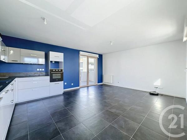 Appartement F4 à vendre  4 pièces - 81 m 2   ST PRIEST  - 69