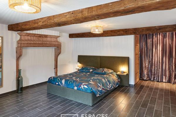 Maison de charme en pierre rénovée avec piscine et jardin arboré