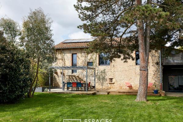 Maison de charme en pierre rénovée avec piscine et jardin arboré