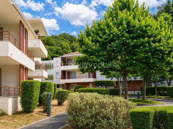 🌿 Lamalou-les-Bains – Résidence Les Villages d'Or
T3 de 55,97 m² avec terrasse de 15 m² – Résidence sécurisée

Dans l'une des résidences les plus prisées de Lamalou-les-Bains, découvrez ce magnifique appartement T3 de 55,97 m², situé au 1er étage, offrant un cadre de vie calme, lumineux et sécurisé et d'une place de PARKING.
Dès l'entrée, vous apprécierez une belle pièce de vie baignée de lumière avec sa cuisine moderne entièrement équipée (plaque, hotte, four, réfrigérateur et congélateur), ouverte sur une superbe terrasse couverte de 15 m², exposée sud-est, véritable prolongement du séjour. 

L'espace nuit comprend :

Une grande chambre de 13,80 m² avec deux dressings.
Une seconde chambre de 7,44 m², idéale en chambre d'amis ou bureau avec un accès direct à la terrasse.

Vous profiterez également d'une salle d'eau avec sèche-serviettes, d'un grand WC indépendant accessible PMR ainsi que d'un placard de rangement à l'entrée.
Un simple rafraîchissement des peintures suffira à révéler tout le potentiel de ce bel appartement.

Les atouts :

⭐ Résidence sécurisée de grand standing.
⭐ Les Villages d'Or, l'une des copropriétés les mieux cotées de Lamalou-les-Bains.
⭐ Climatisation réversible dans le séjour.
⭐ Volets roulants électriques.
⭐ Appartement très lumineux.
⭐ Grande terrasse de 15 m² exposée sud-est.
⭐ Une place de parking privative.
⭐ DPE : C.
⭐ Charges de copropriété : seulement 523 € par an.
⭐ Taxe foncière : 896 €.

Un excellent investissement

Grâce à son emplacement privilégié, à proximité des thermes et des commerces, ce bien offre également un très beau potentiel locatif. Il peut être loué environ 1 150 € pour une cure de trois semaines, constituant une opportunité idéale pour un investissement ou un complément de revenus.

Que vous recherchiez une résidence principale, un pied-à-terre ou un investissement locatif de qualité, cet appartement réunit tous les critères : emplacement, confort, luminosité et rentabilité.

Une visite suffira à vous convaincre ! 🌿🏡