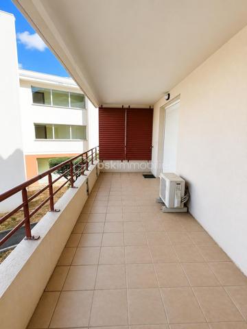 🌿 Lamalou-les-Bains – Résidence Les Villages d'Or
T3 de 55,97 m² avec terrasse de 15 m² – Résidence sécurisée

Dans l'une des résidences les plus prisées de Lamalou-les-Bains, découvrez ce magnifique appartement T3 de 55,97 m², situé au 1er étage, offrant un cadre de vie calme, lumineux et sécurisé et d'une place de PARKING.
Dès l'entrée, vous apprécierez une belle pièce de vie baignée de lumière avec sa cuisine moderne entièrement équipée (plaque, hotte, four, réfrigérateur et congélateur), ouverte sur une superbe terrasse couverte de 15 m², exposée sud-est, véritable prolongement du séjour. 

L'espace nuit comprend :

Une grande chambre de 13,80 m² avec deux dressings.
Une seconde chambre de 7,44 m², idéale en chambre d'amis ou bureau avec un accès direct à la terrasse.

Vous profiterez également d'une salle d'eau avec sèche-serviettes, d'un grand WC indépendant accessible PMR ainsi que d'un placard de rangement à l'entrée.
Un simple rafraîchissement des peintures suffira à révéler tout le potentiel de ce bel appartement.

Les atouts :

⭐ Résidence sécurisée de grand standing.
⭐ Les Villages d'Or, l'une des copropriétés les mieux cotées de Lamalou-les-Bains.
⭐ Climatisation réversible dans le séjour.
⭐ Volets roulants électriques.
⭐ Appartement très lumineux.
⭐ Grande terrasse de 15 m² exposée sud-est.
⭐ Une place de parking privative.
⭐ DPE : C.
⭐ Charges de copropriété : seulement 523 € par an.
⭐ Taxe foncière : 896 €.

Un excellent investissement

Grâce à son emplacement privilégié, à proximité des thermes et des commerces, ce bien offre également un très beau potentiel locatif. Il peut être loué environ 1 150 € pour une cure de trois semaines, constituant une opportunité idéale pour un investissement ou un complément de revenus.

Que vous recherchiez une résidence principale, un pied-à-terre ou un investissement locatif de qualité, cet appartement réunit tous les critères : emplacement, confort, luminosité et rentabilité.

Une visite suffira à vous convaincre ! 🌿🏡