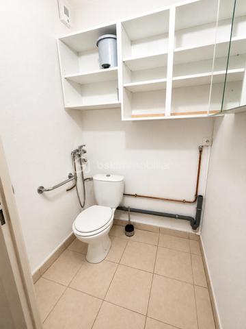 🌿 Lamalou-les-Bains – Résidence Les Villages d'Or
T3 de 55,97 m² avec terrasse de 15 m² – Résidence sécurisée

Dans l'une des résidences les plus prisées de Lamalou-les-Bains, découvrez ce magnifique appartement T3 de 55,97 m², situé au 1er étage, offrant un cadre de vie calme, lumineux et sécurisé et d'une place de PARKING.
Dès l'entrée, vous apprécierez une belle pièce de vie baignée de lumière avec sa cuisine moderne entièrement équipée (plaque, hotte, four, réfrigérateur et congélateur), ouverte sur une superbe terrasse couverte de 15 m², exposée sud-est, véritable prolongement du séjour. 

L'espace nuit comprend :

Une grande chambre de 13,80 m² avec deux dressings.
Une seconde chambre de 7,44 m², idéale en chambre d'amis ou bureau avec un accès direct à la terrasse.

Vous profiterez également d'une salle d'eau avec sèche-serviettes, d'un grand WC indépendant accessible PMR ainsi que d'un placard de rangement à l'entrée.
Un simple rafraîchissement des peintures suffira à révéler tout le potentiel de ce bel appartement.

Les atouts :

⭐ Résidence sécurisée de grand standing.
⭐ Les Villages d'Or, l'une des copropriétés les mieux cotées de Lamalou-les-Bains.
⭐ Climatisation réversible dans le séjour.
⭐ Volets roulants électriques.
⭐ Appartement très lumineux.
⭐ Grande terrasse de 15 m² exposée sud-est.
⭐ Une place de parking privative.
⭐ DPE : C.
⭐ Charges de copropriété : seulement 523 € par an.
⭐ Taxe foncière : 896 €.

Un excellent investissement

Grâce à son emplacement privilégié, à proximité des thermes et des commerces, ce bien offre également un très beau potentiel locatif. Il peut être loué environ 1 150 € pour une cure de trois semaines, constituant une opportunité idéale pour un investissement ou un complément de revenus.

Que vous recherchiez une résidence principale, un pied-à-terre ou un investissement locatif de qualité, cet appartement réunit tous les critères : emplacement, confort, luminosité et rentabilité.

Une visite suffira à vous convaincre ! 🌿🏡