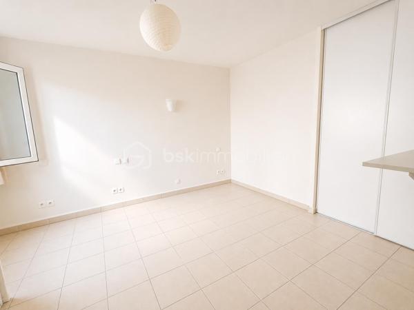 🌿 Lamalou-les-Bains – Résidence Les Villages d'Or
T3 de 55,97 m² avec terrasse de 15 m² – Résidence sécurisée

Dans l'une des résidences les plus prisées de Lamalou-les-Bains, découvrez ce magnifique appartement T3 de 55,97 m², situé au 1er étage, offrant un cadre de vie calme, lumineux et sécurisé et d'une place de PARKING.
Dès l'entrée, vous apprécierez une belle pièce de vie baignée de lumière avec sa cuisine moderne entièrement équipée (plaque, hotte, four, réfrigérateur et congélateur), ouverte sur une superbe terrasse couverte de 15 m², exposée sud-est, véritable prolongement du séjour. 

L'espace nuit comprend :

Une grande chambre de 13,80 m² avec deux dressings.
Une seconde chambre de 7,44 m², idéale en chambre d'amis ou bureau avec un accès direct à la terrasse.

Vous profiterez également d'une salle d'eau avec sèche-serviettes, d'un grand WC indépendant accessible PMR ainsi que d'un placard de rangement à l'entrée.
Un simple rafraîchissement des peintures suffira à révéler tout le potentiel de ce bel appartement.

Les atouts :

⭐ Résidence sécurisée de grand standing.
⭐ Les Villages d'Or, l'une des copropriétés les mieux cotées de Lamalou-les-Bains.
⭐ Climatisation réversible dans le séjour.
⭐ Volets roulants électriques.
⭐ Appartement très lumineux.
⭐ Grande terrasse de 15 m² exposée sud-est.
⭐ Une place de parking privative.
⭐ DPE : C.
⭐ Charges de copropriété : seulement 523 € par an.
⭐ Taxe foncière : 896 €.

Un excellent investissement

Grâce à son emplacement privilégié, à proximité des thermes et des commerces, ce bien offre également un très beau potentiel locatif. Il peut être loué environ 1 150 € pour une cure de trois semaines, constituant une opportunité idéale pour un investissement ou un complément de revenus.

Que vous recherchiez une résidence principale, un pied-à-terre ou un investissement locatif de qualité, cet appartement réunit tous les critères : emplacement, confort, luminosité et rentabilité.

Une visite suffira à vous convaincre ! 🌿🏡