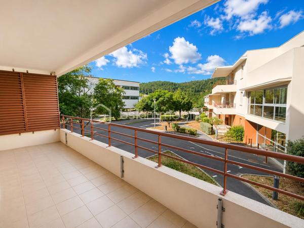 🌿 Lamalou-les-Bains – Résidence Les Villages d'Or
T3 de 55,97 m² avec terrasse de 15 m² – Résidence sécurisée

Dans l'une des résidences les plus prisées de Lamalou-les-Bains, découvrez ce magnifique appartement T3 de 55,97 m², situé au 1er étage, offrant un cadre de vie calme, lumineux et sécurisé et d'une place de PARKING.
Dès l'entrée, vous apprécierez une belle pièce de vie baignée de lumière avec sa cuisine moderne entièrement équipée (plaque, hotte, four, réfrigérateur et congélateur), ouverte sur une superbe terrasse couverte de 15 m², exposée sud-est, véritable prolongement du séjour. 

L'espace nuit comprend :

Une grande chambre de 13,80 m² avec deux dressings.
Une seconde chambre de 7,44 m², idéale en chambre d'amis ou bureau avec un accès direct à la terrasse.

Vous profiterez également d'une salle d'eau avec sèche-serviettes, d'un grand WC indépendant accessible PMR ainsi que d'un placard de rangement à l'entrée.
Un simple rafraîchissement des peintures suffira à révéler tout le potentiel de ce bel appartement.

Les atouts :

⭐ Résidence sécurisée de grand standing.
⭐ Les Villages d'Or, l'une des copropriétés les mieux cotées de Lamalou-les-Bains.
⭐ Climatisation réversible dans le séjour.
⭐ Volets roulants électriques.
⭐ Appartement très lumineux.
⭐ Grande terrasse de 15 m² exposée sud-est.
⭐ Une place de parking privative.
⭐ DPE : C.
⭐ Charges de copropriété : seulement 523 € par an.
⭐ Taxe foncière : 896 €.

Un excellent investissement

Grâce à son emplacement privilégié, à proximité des thermes et des commerces, ce bien offre également un très beau potentiel locatif. Il peut être loué environ 1 150 € pour une cure de trois semaines, constituant une opportunité idéale pour un investissement ou un complément de revenus.

Que vous recherchiez une résidence principale, un pied-à-terre ou un investissement locatif de qualité, cet appartement réunit tous les critères : emplacement, confort, luminosité et rentabilité.

Une visite suffira à vous convaincre ! 🌿🏡